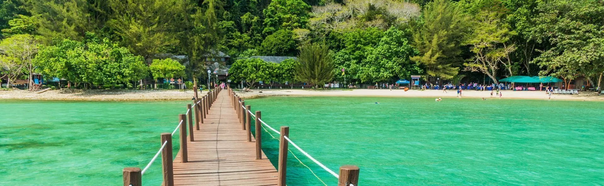 Bro i vattnet på Gaya Island i Malaysia