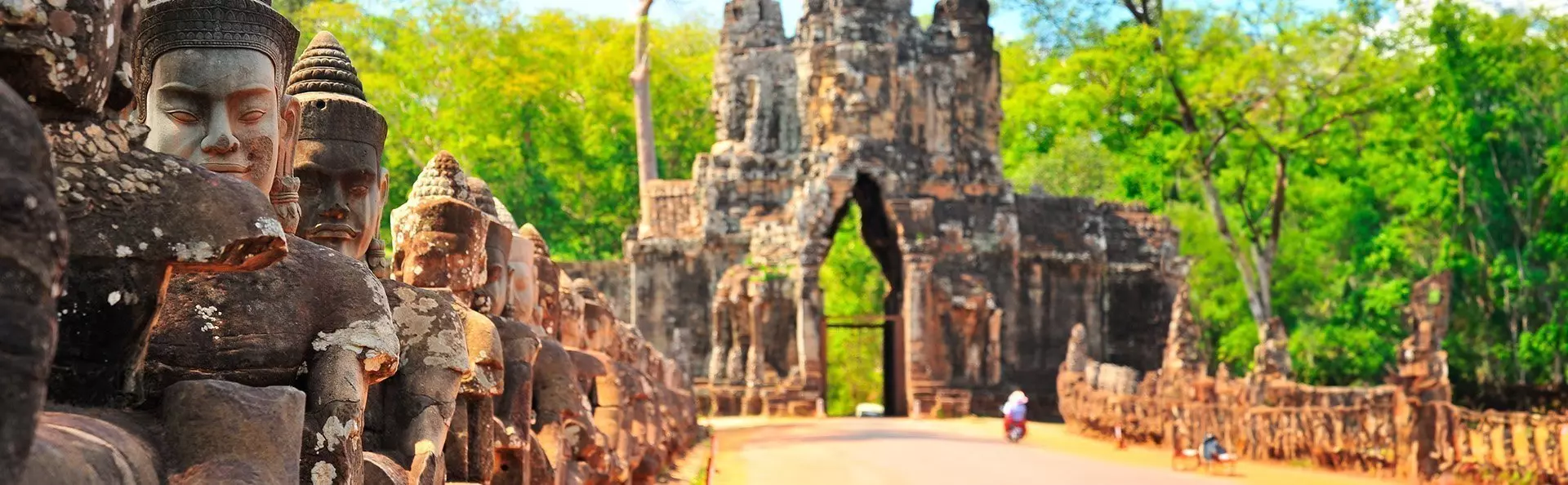 Stenporten vid Angkor Thom i Kambodja