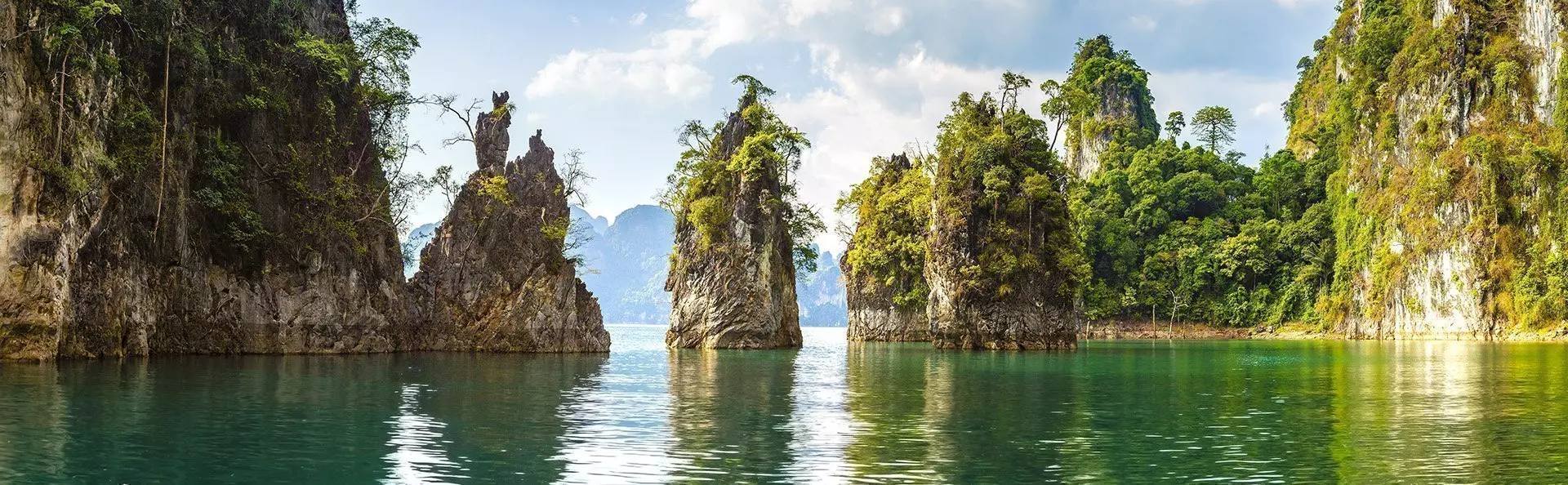 Kalksten i sjön Cheow Lan i nationalparken Khao Sok