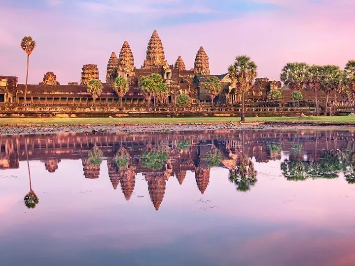 Vattenspegling av Angkor Wat i Kambodja