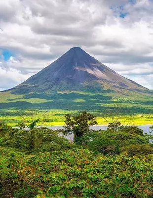 Naturskön utsikt över regnskog och molntäcke vid vulkanen Arenal i Costa Rica