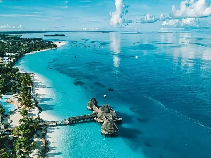 Flygfoto över strand på Zanzibar