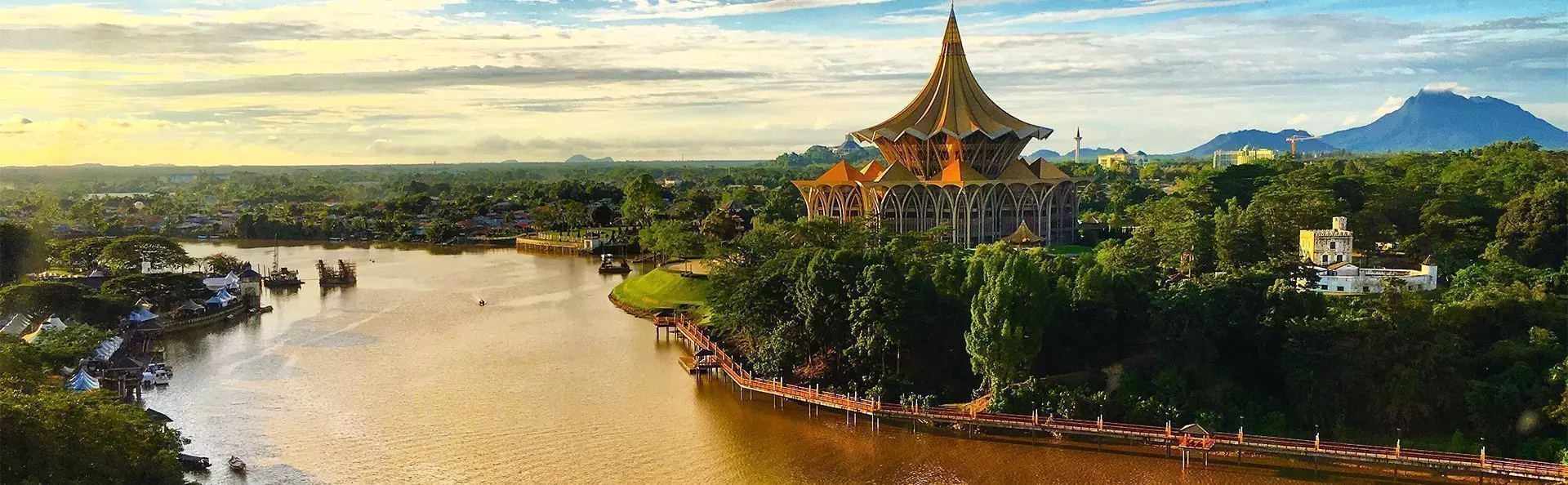Kvällssol över Sarawakfloden i Kuching, Sarawak, Borneo