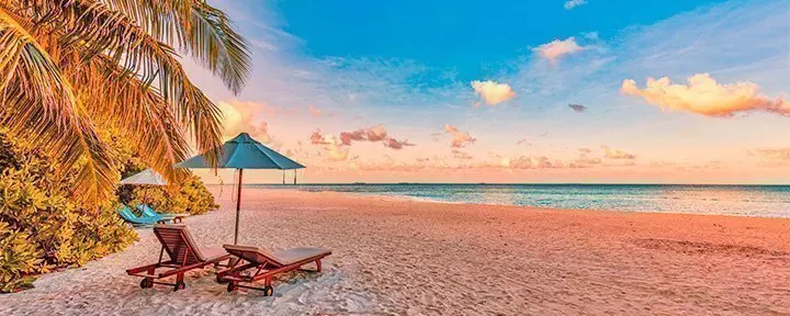 Strand i solnedgången på Mauritius