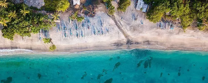 Översiktsbild från strand i Indonesien