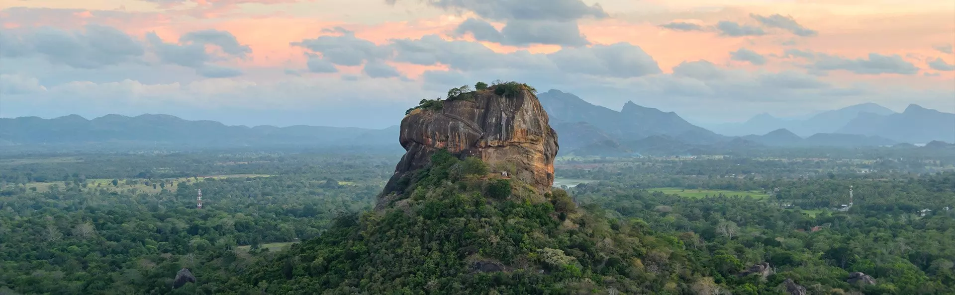 Bild på Sigiriya i Sri Lanka i solnedgångens ljus