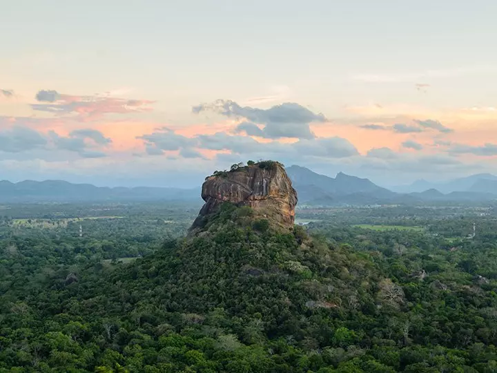 Bild på Sigiriya i Sri Lanka i solnedgångens ljus